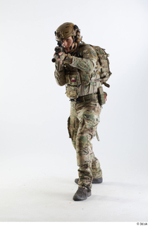 Photos Frankie Perry Army USA Recon - Poses shooting from…